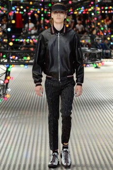 Объемная кожаная мужская куртка весна 2017 от Dior Homme Объемная кожаная мужская куртка весна 2017 от Dior Homme