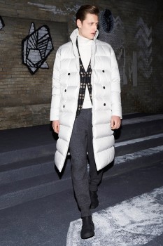 Элегантное двубортное пальто на пуху с английским воротником от Z Zegna Элегантное двубортное пальто на пуху с английским воротником от Z Zegna