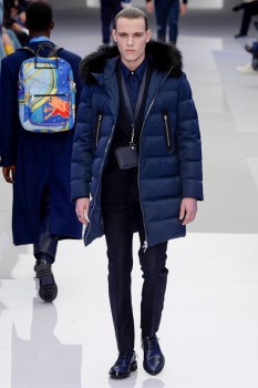 Классический мужской пуховик 2017 прямого силуэта из коллекции Versace Классический мужской пуховик 2017 прямого силуэта из коллекции Versace