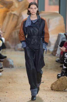 Разнофактурное женское кожаное пальто осень-зима 2017-2018 от Lacoste Разнофактурное женское кожаное пальто осень-зима 2017-2018 от Lacoste