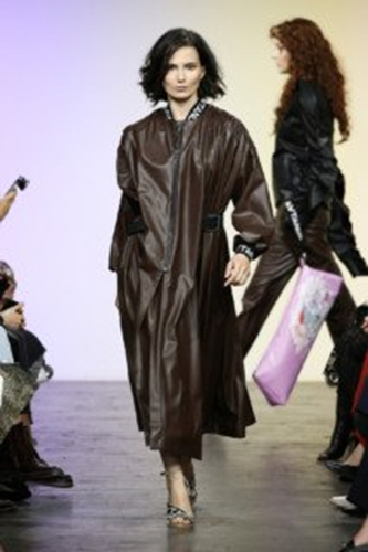 Модное женское кожаное пальто осень-зима 2017-2018 с драпировками Модное женское кожаное пальто осень-зима 2017-2018 с драпировками