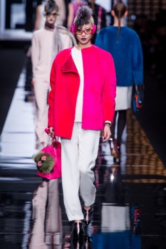 ярко-малиновое пальто осень 2021 из коллекции Fendi ярко-малиновое пальто осень 2021 из коллекции Fendi
