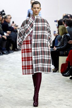 женский клетчатый кейп осень 2021 от Céline женский клетчатый кейп осень 2021 от Céline