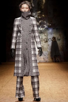 пальто с высоким воротником из коллекции Laura Biagiotti пальто с высоким воротником из коллекции Laura Biagiotti