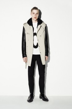 Кожаное двухцветное пальто из коллекции Alexander McQueen Кожаное двухцветное пальто из коллекции Alexander McQueen