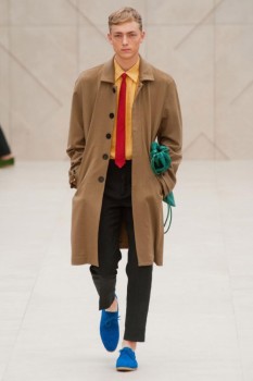Коричневое пальто с пуговицами от Burberry Prorsum Коричневое пальто с пуговицами от Burberry Prorsum