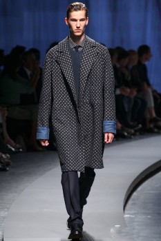 Черное классическое пальто с принтом от Versace Черное классическое пальто с принтом от Versace