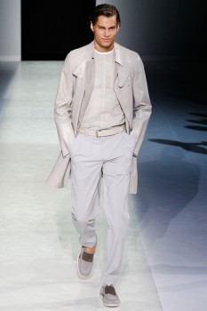 Светлый мужской плащ от Emporio Armani Светлый мужской плащ от Emporio Armani