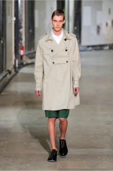 Мужской плащ в стиле милитари из коллекции Kris Van Assche Мужской плащ в стиле милитари из коллекции Kris Van Assche