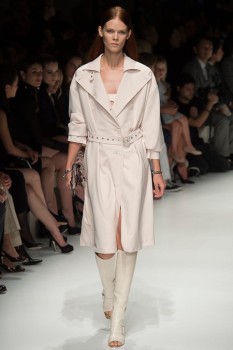 Плащ с поясом из женской коллекции Salvatore Ferragamo Плащ с поясом из женской коллекции Salvatore Ferragamo