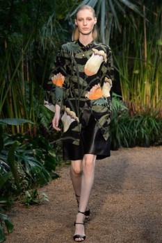 Черный плащ с цветочными принтами из коллекции Hermes Черный плащ с цветочными принтами из коллекции Hermes